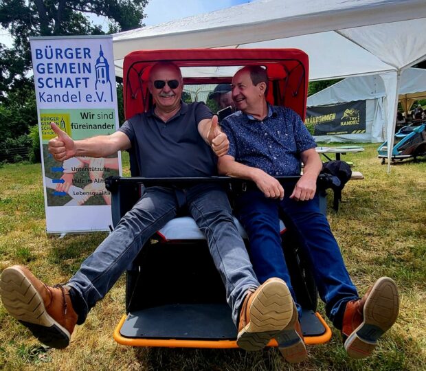 Volker Merkel und Stadtbürgermeister Michael Gaudier in der Rikscha